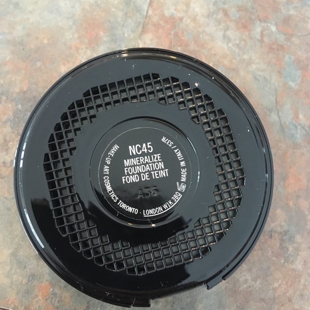 MAC Mineralize Foundation Compact NC45 NEW - Picture 5 of 8